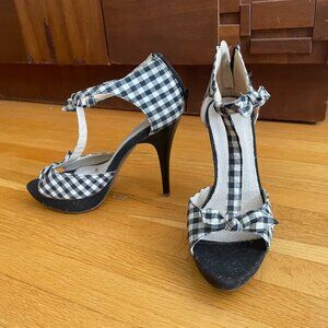 Open-toe shoes with black and white checkered pattern, retro pin-up style. Morga